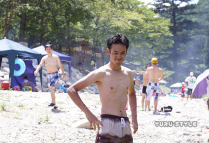 川遊びを楽しむ弓君と坊君 川遊びを楽しむ弓君と坊君