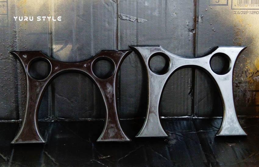 黒でぬりぬり。スピーカーの形状に合わせてカットカット!